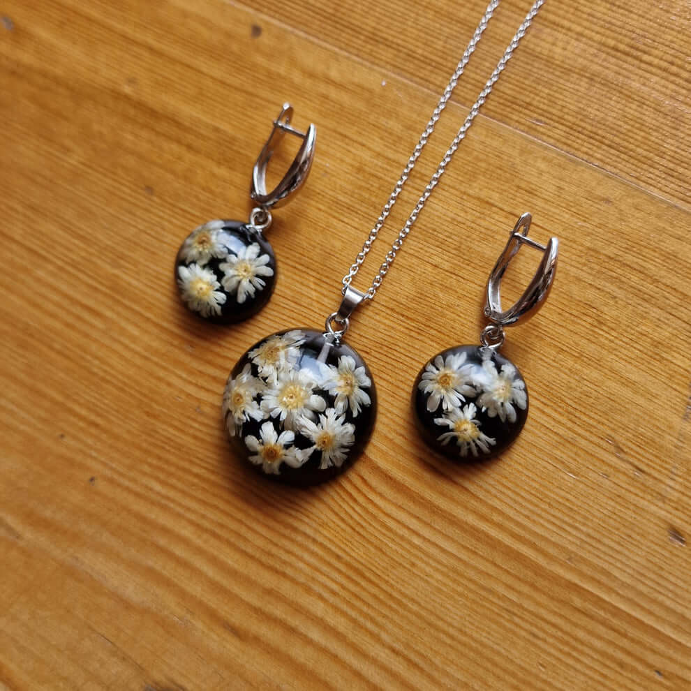 SMALL REAL CHAMOMILE FLOWER BACKGROUND WITH BLACK COLOURED 925 SILVER JEWELRY SET