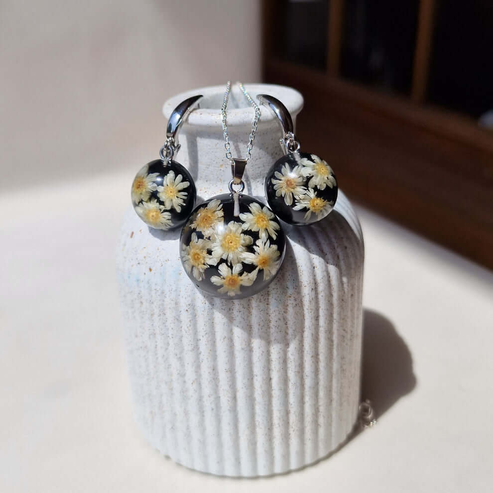 SMALL REAL CHAMOMILE FLOWER BACKGROUND WITH BLACK COLOURED 925 SILVER JEWELRY SET