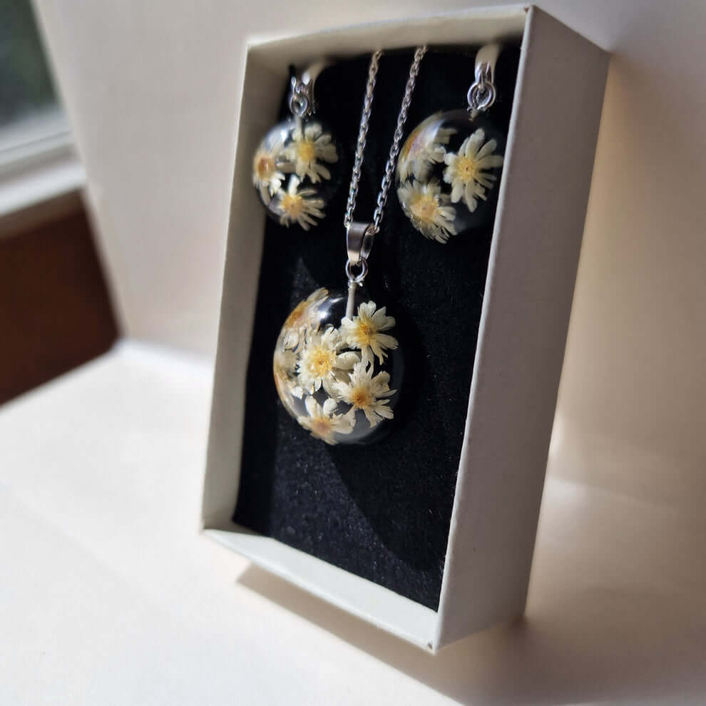 SMALL REAL CHAMOMILE FLOWER BACKGROUND WITH BLACK COLOURED 925 SILVER JEWELRY SET