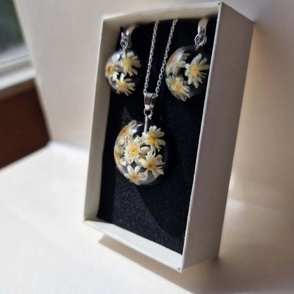 SMALL REAL CHAMOMILE FLOWER BACKGROUND WITH BLACK COLOURED 925 SILVER JEWELRY SET