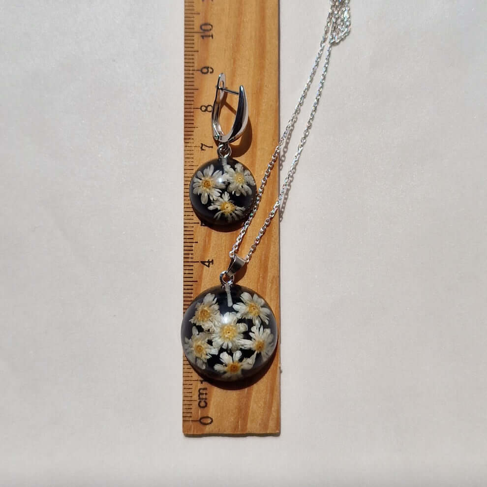 SMALL REAL CHAMOMILE FLOWER BACKGROUND WITH BLACK COLOURED 925 SILVER JEWELRY SET