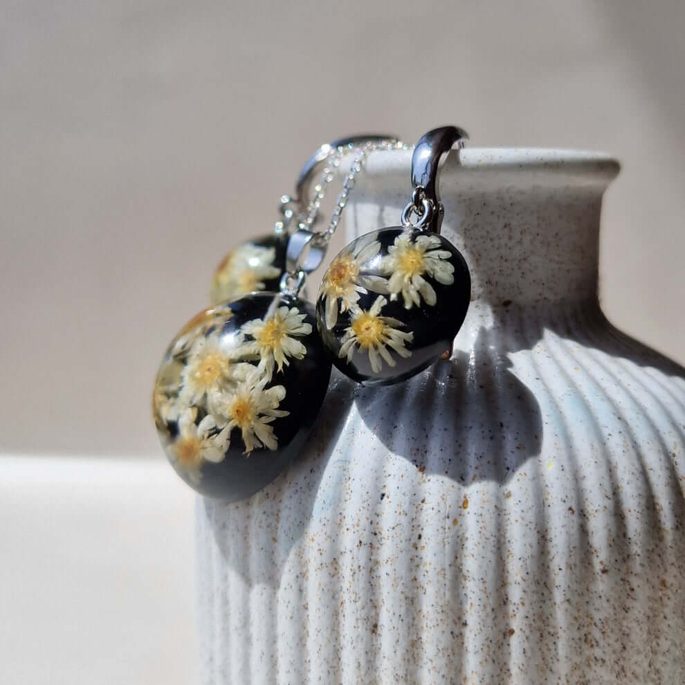 SMALL REAL CHAMOMILE FLOWER BACKGROUND WITH BLACK COLOURED 925 SILVER JEWELRY SET