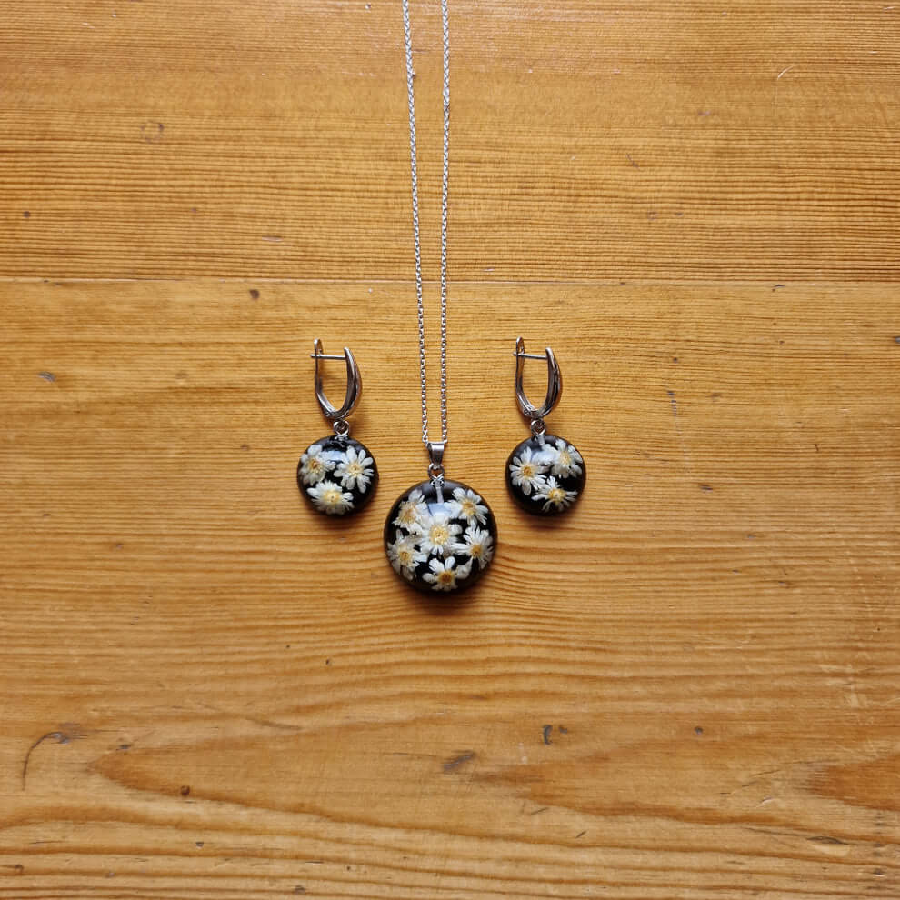 SMALL REAL CHAMOMILE FLOWER BACKGROUND WITH BLACK COLOURED 925 SILVER JEWELRY SET